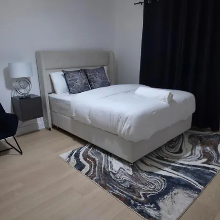 Privatunterkunft Cosy King With Ensuite Bathroom